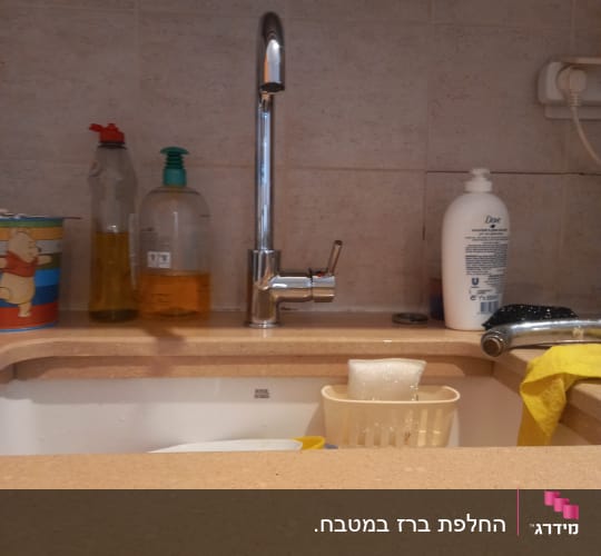 ברז מטבח עם כיור וסבון כלים